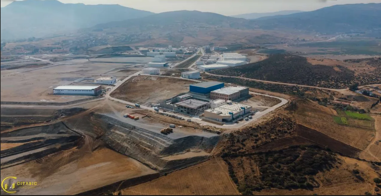 Construction d’une unité industrielle de production de carrelage décoratif traditionnel.